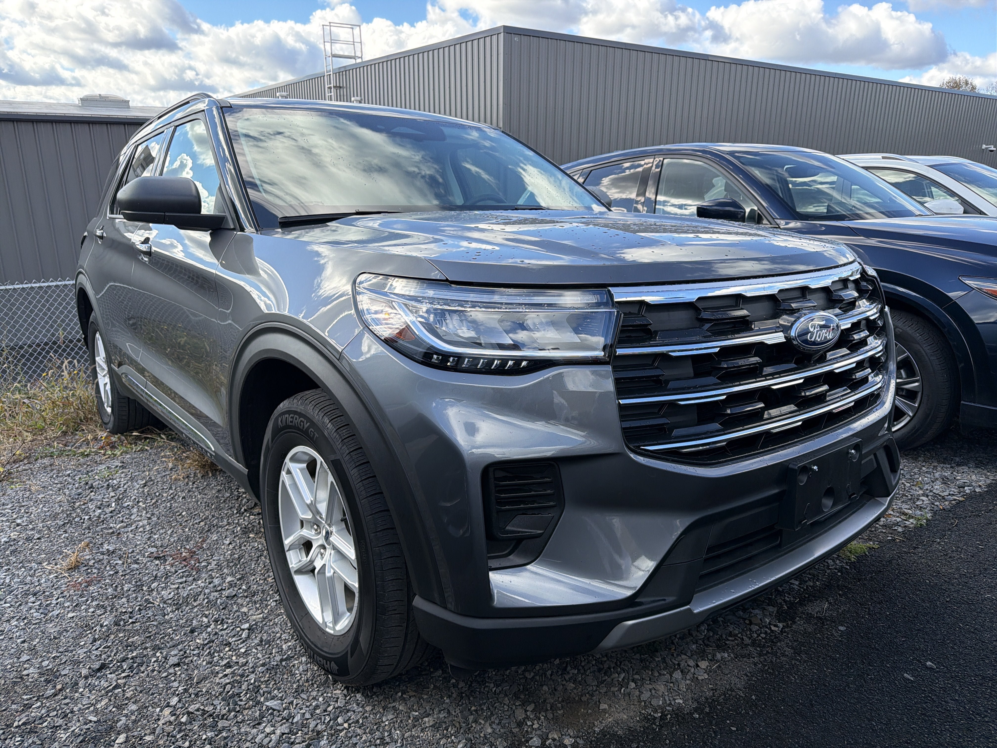 Used 2025 Ford Explorer Active AWD/4WD image 2
