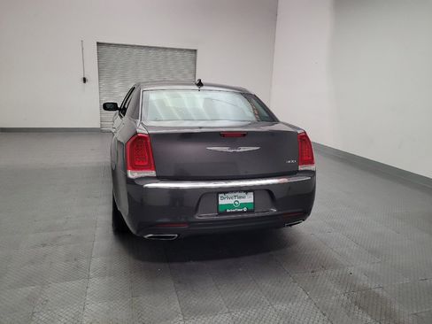 Used 2019 Chrysler 300 Limited RWD image 6