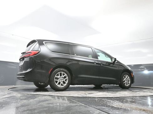 Used 2024 Chrysler Pacifica Touring-L image 24