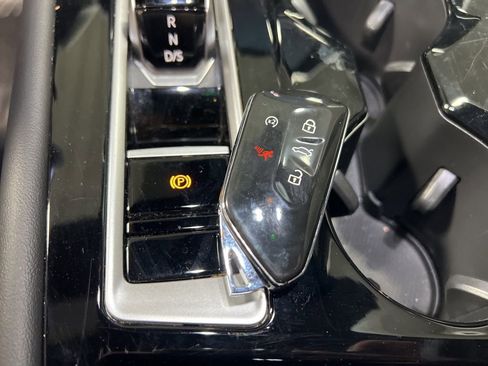 Used 2025 Volkswagen Atlas Cross Sport SE image 34