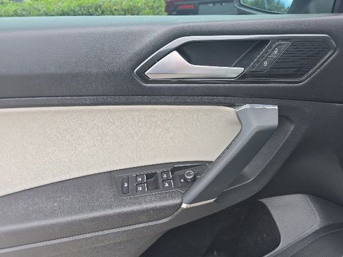 Used 2018 Volkswagen Tiguan SE FWD image 9