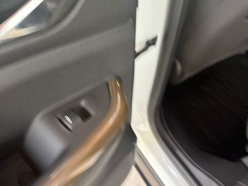 Used 2022 GMC Acadia SLE w/ Driver Convenience Package image 32