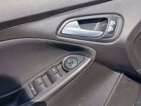 Used 2018 Ford Focus SE w/ Cold Weather Package FWD image 12
