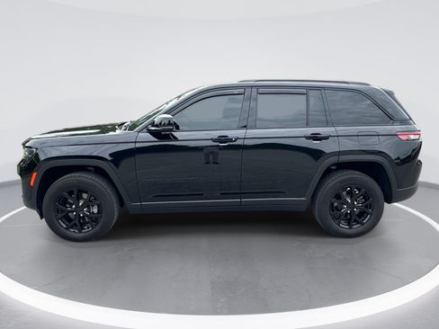 Used 2024 Jeep Grand Cherokee Altitude AWD/4WD image 5