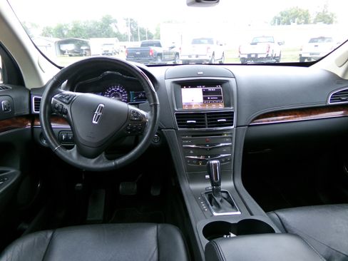 Used 2019 Lincoln MKT AWD image 15