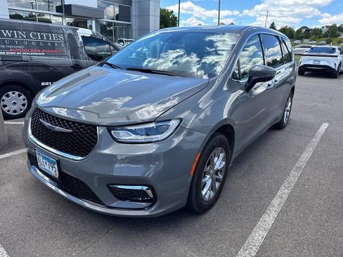 Used 2023 Chrysler Pacifica Touring-L w/ Uconnect Theater Family Group AWD/4WD image 4