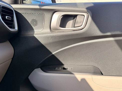 Used 2025 Hyundai Venue SEL FWD image 25