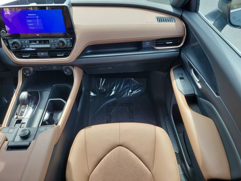 Used 2025 Toyota Grand Highlander AWD Hybrid image 17