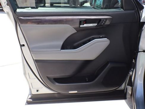 Used 2020 Toyota Highlander Limited FWD image 29