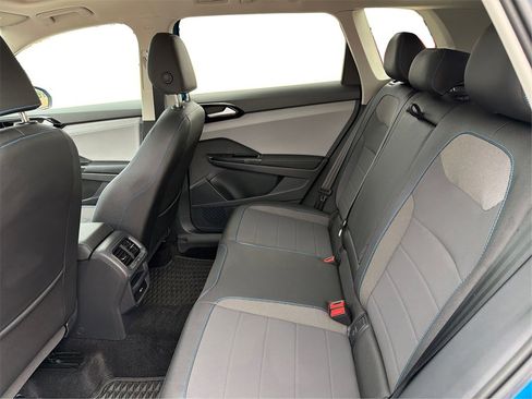 Used 2024 Volkswagen Taos SE image 11