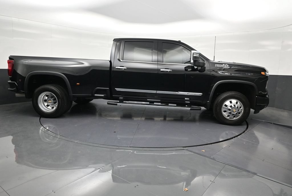 Used 2026 Chevrolet Silverado 3500 High Country w/ High Country Premium Package AWD/4WD image 7