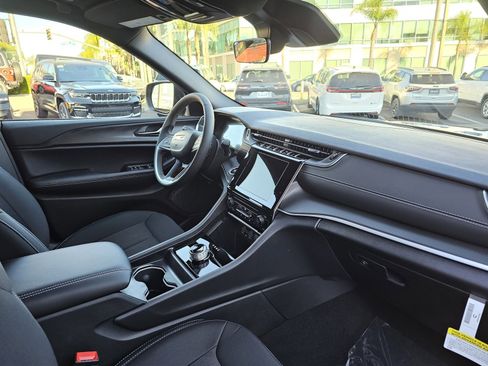 New 2025 Jeep Grand Cherokee L Laredo image 27