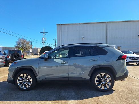 Used 2020 Toyota RAV4 XLE Premium image 4