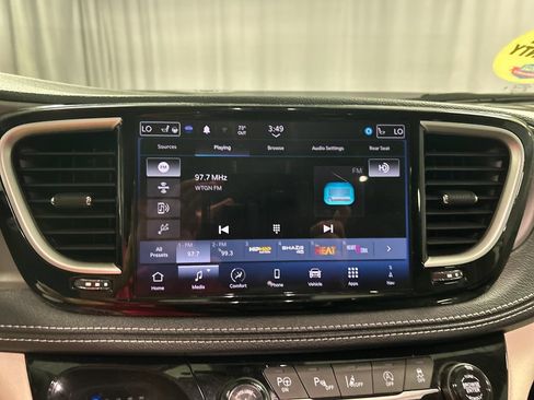 Used 2024 Chrysler Pacifica Touring-L w/ Uconnect Theater Family Group FWD image 17