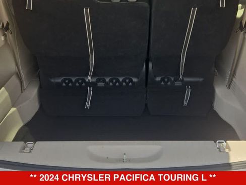 Used 2024 Chrysler Pacifica Touring-L FWD image 31