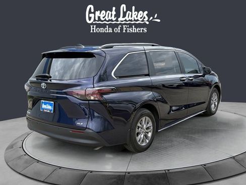 Used 2025 Toyota Sienna XLE image 5