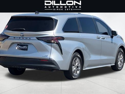 Used 2024 Toyota Sienna LE AWD/4WD image 4