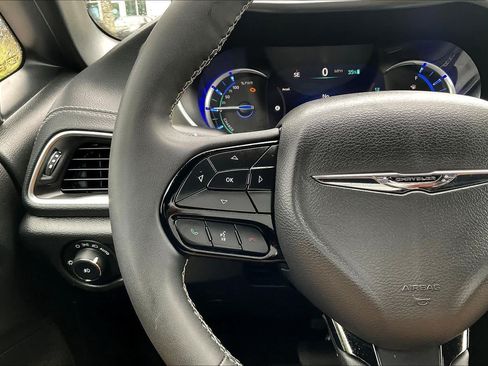 Used 2024 Chrysler Pacifica Premium FWD image 24