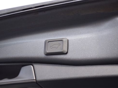 Used 2022 Toyota RAV4 XLE Premium image 37