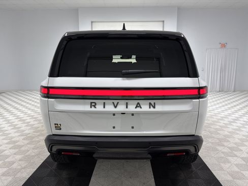 Used 2025 Rivian R1S Premium image 4