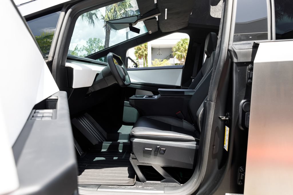 Used 2024 Tesla Cybertruck AWD Crew Cab image 30