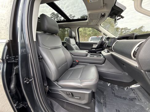 Used 2025 Ford Expedition Active image 13