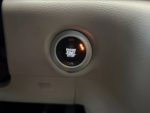 Used 2020 Chrysler Pacifica Touring-L FWD image 26