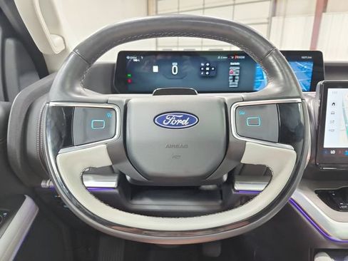 Used 2025 Ford Expedition Platinum w/ Driver's Package AWD/4WD image 23
