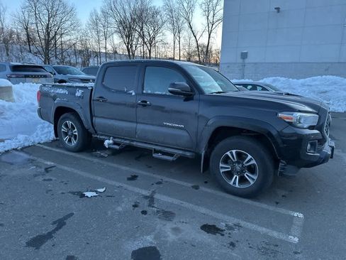 Used 2019 Toyota Tacoma TRD Sport image 7