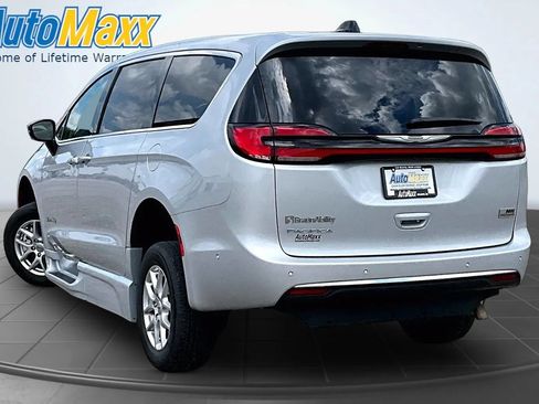 Used 2024 Chrysler Pacifica Touring-L FWD image 4