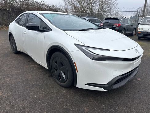 Used 2025 Toyota Prius LE image 3