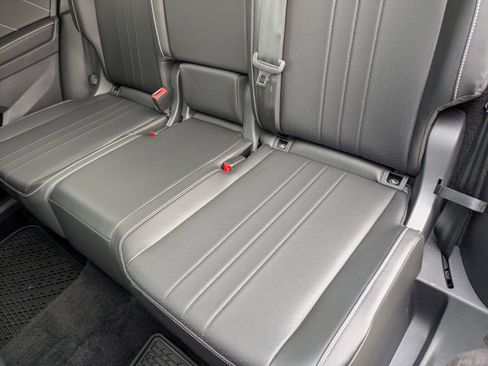Used 2024 Volkswagen Tiguan SE w/ Panoramic Sunroof Package AWD/4WD image 29