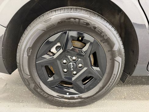 Used 2025 Kia Carnival LXS image 20