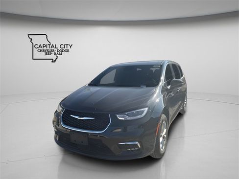 New 2026 Chrysler Pacifica Select image 4