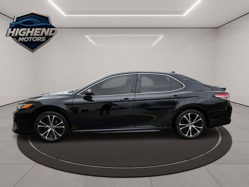 Used 2019 Toyota Camry SE FWD image 3