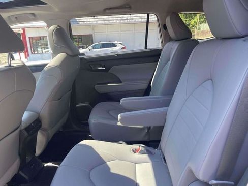 Used 2020 Toyota Highlander XLE AWD/4WD image 14