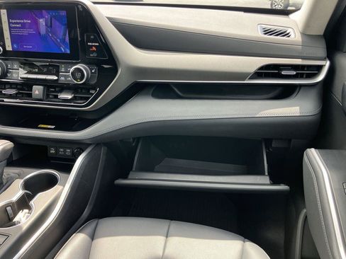 Used 2023 Toyota Highlander XLE FWD image 16