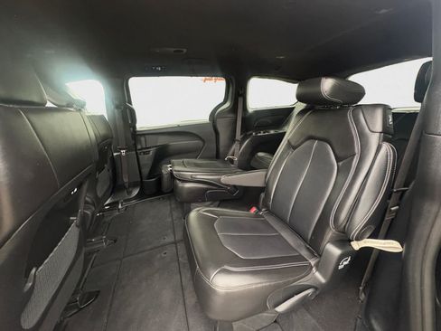 Used 2025 Chrysler Pacifica Select FWD image 18