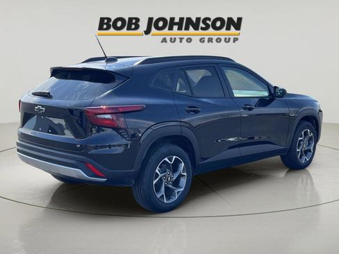 New 2026 Chevrolet Trax LT w/ LT Convenience Package FWD image 3