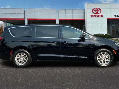Used 2025 Chrysler Pacifica Select FWD image 3