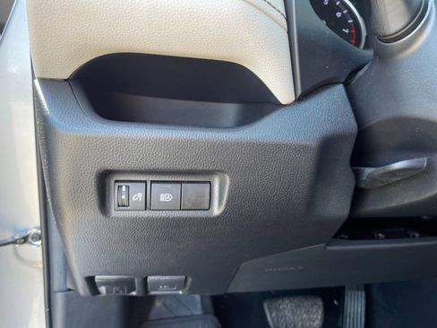 Used 2021 Toyota RAV4 XLE AWD/4WD image 30
