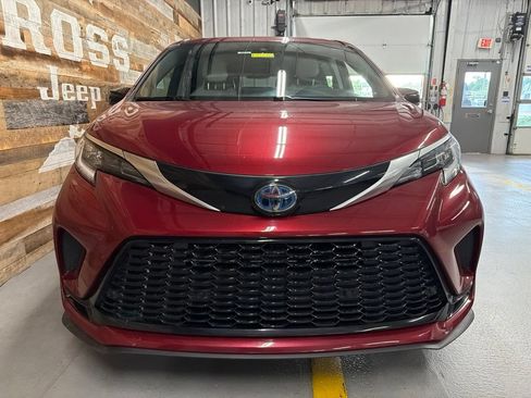 Used 2021 Toyota Sienna XSE FWD image 5