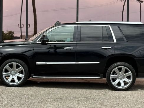 Used 2018 Cadillac Escalade Luxury AWD/4WD image 4