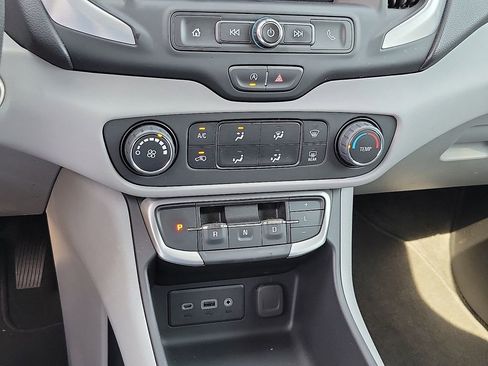 Used 2024 GMC Terrain SLE image 17