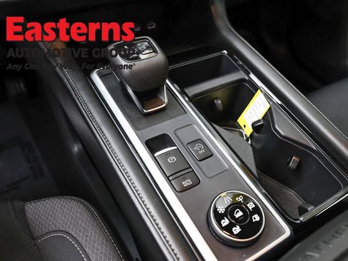 Used 2024 Nissan Pathfinder SV image 13