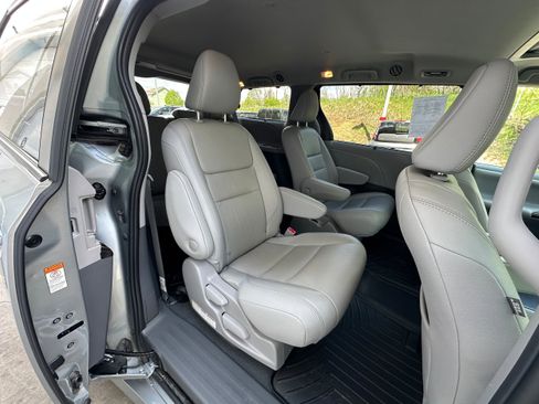 Used 2020 Toyota Sienna XLE w/ XLE Navigation Package AWD/4WD image 15