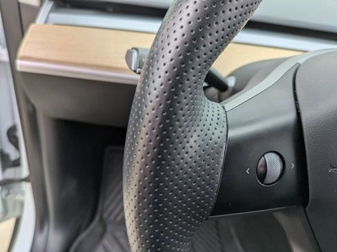 Used 2021 Tesla Model Y Long Range image 13