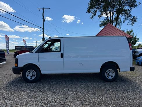 Used 2017 Chevrolet Express 2500 RWD image 2