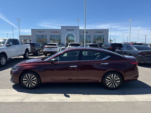 Used 2024 Nissan Altima 2.5 SV FWD image 5
