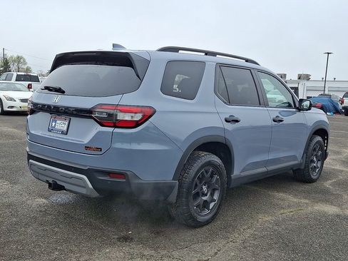 Used 2025 Honda Pilot TrailSport image 12
